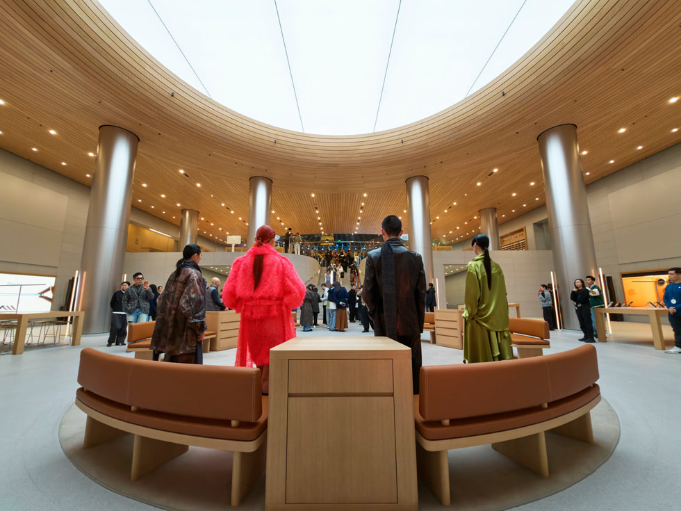 Models face away from the camera inside of Apple Jing’an.
