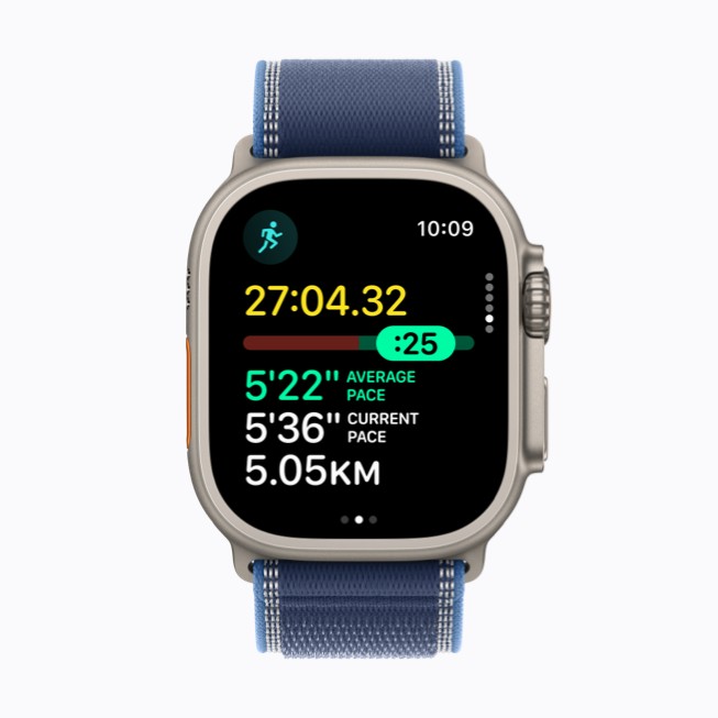 Apple Watch shows advanced metrics, with average pace highlighted.