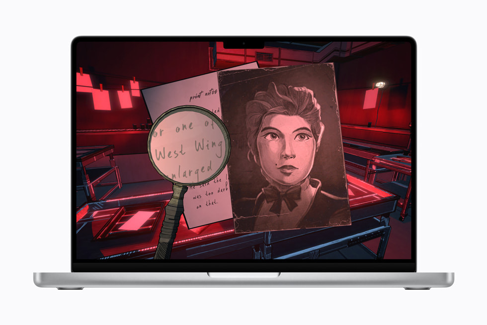 El juego Blue Prince en una MacBook Pro de 14 pulgadas muestra una vista en primera persona de una lupa sobre una nota junto a un retrato en una habitación con luz roja.