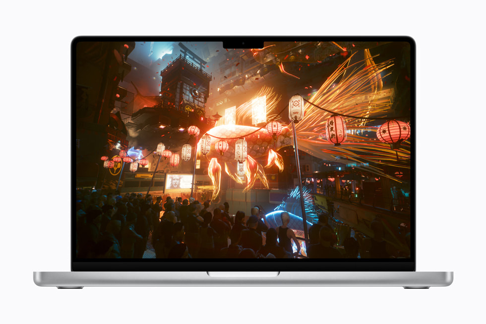 El juego Cyberpunk 2077: Ultimate Edition en una MacBook Pro de 14 pulgadas muestra una vista en primera persona de otros personajes del juego en un entorno futurista y brillante.