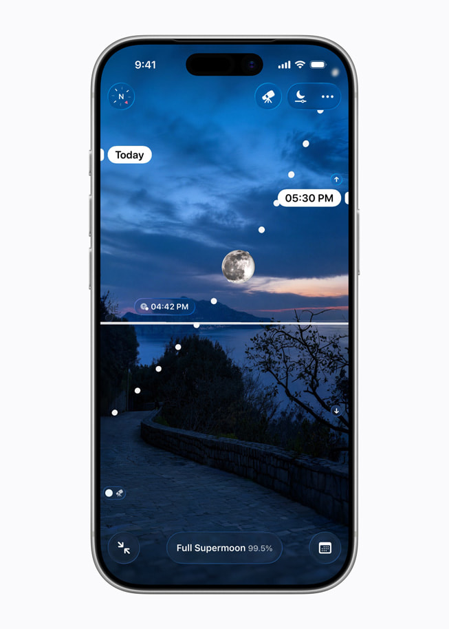 La app Moonlitt: Moon Phase Tracker en el iPhone 17 Pro muestra una vista dividida del cielo nocturno, con la luna y una vista a nivel desde abajo de una carretera por la noche.