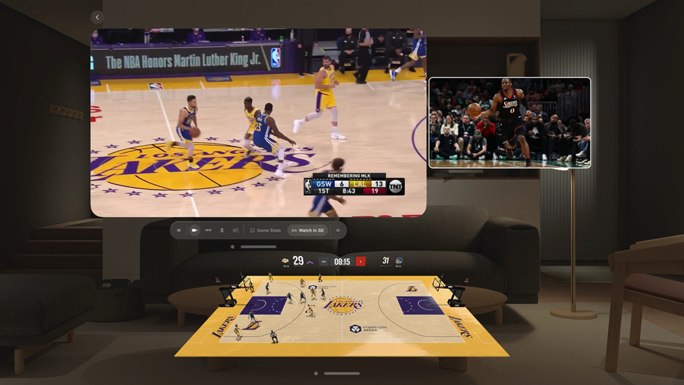 La app NBA: Live Games & Scores en Apple Vision Pro muestra varias ventanas con partidos y estadísticas de basquetbol flotando en una sala de estar.