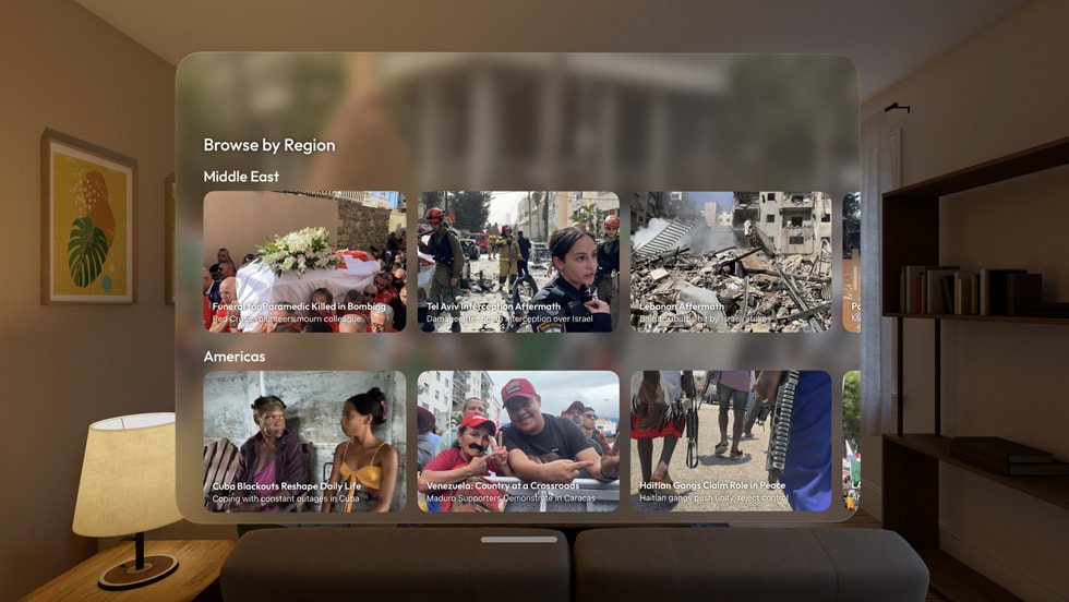 La app Primary: News in Depth en el Apple Vision Pro muestra una cuadrícula de imágenes de noticias flotando en una sala de estar.