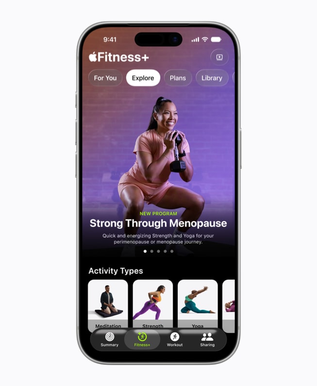 iPhone 17 Pro يعرض شاشة +Apple Fitness تظهر برنامج "قوية بعد انقطاع الطمث".