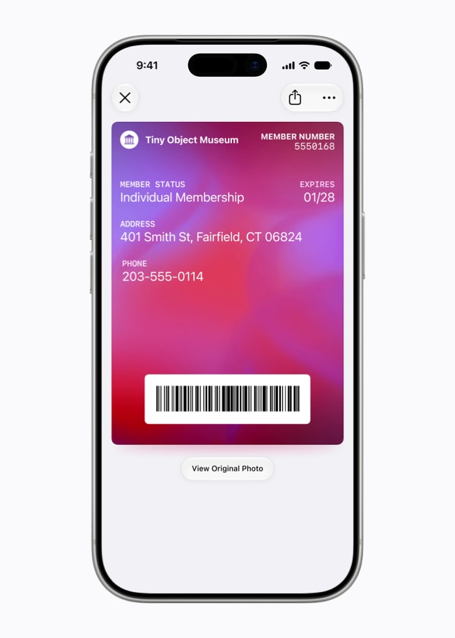 iPhone 17 Pro يعرض بطاقة عضوية في متحف ضمن تطبيق المحفظة من Apple.