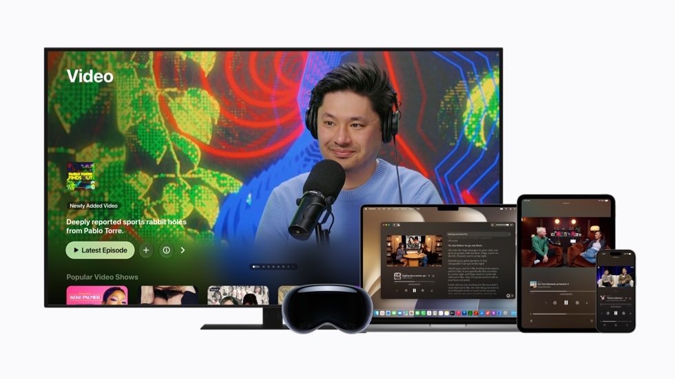 صورة لأجهزة التلفزيون وApple Vision Pro وMacBook وiPad وiPhone، تعرض شاشاتها فيديوهات لحلقات بودكاست متنوعة.