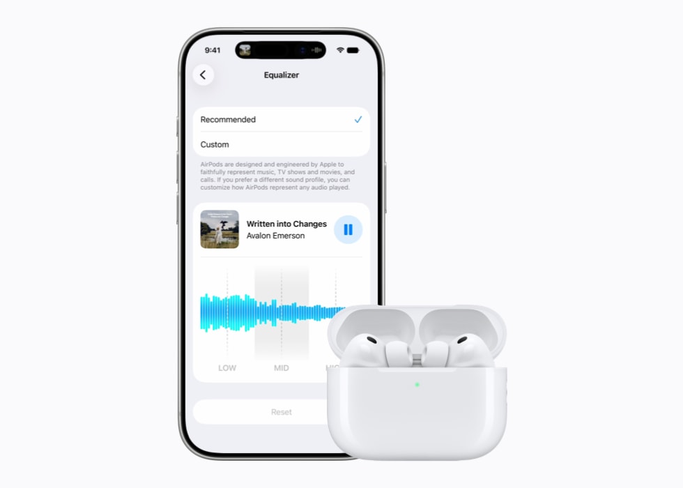 AirPods 옆에 놓인 iPhone 17 Pro에 오디오 사용자화 화면이 표시되어 있는 모습.