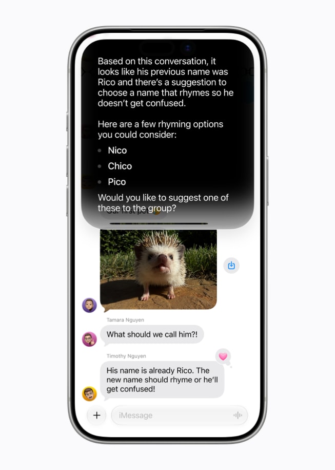 메시지 앱 대화창 위에 Siri AI가 제안한 응답이 화면으로 표시된 iPhone 17 Pro의 모습.