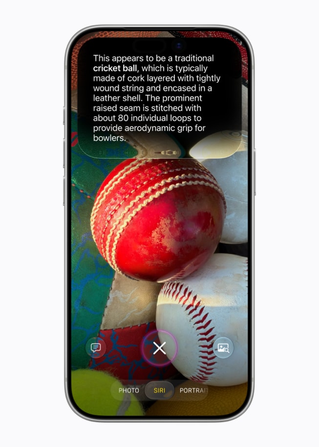 크리켓 공의 사진 위에 공에 대한 설명이 Siri AI 화면으로 표시된 iPhone 17 Pro의 모습.