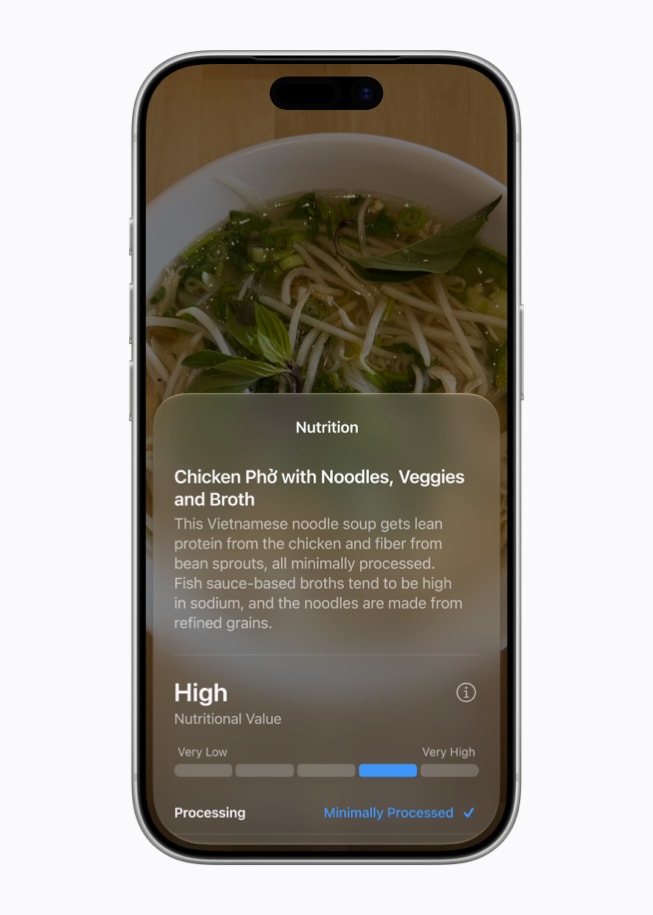 카메라 앱의 Siri 모드에서 쌀국수 사진 위에 Siri AI 화면으로 쌀국수에 대한 설명과 영양 정보가 표시된 iPhone 17 Pro의 모습.