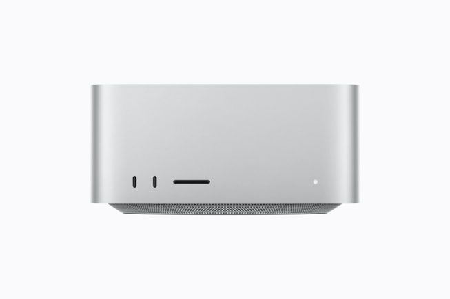 Se muestra una Mac Studio frente a un fondo blanco.
