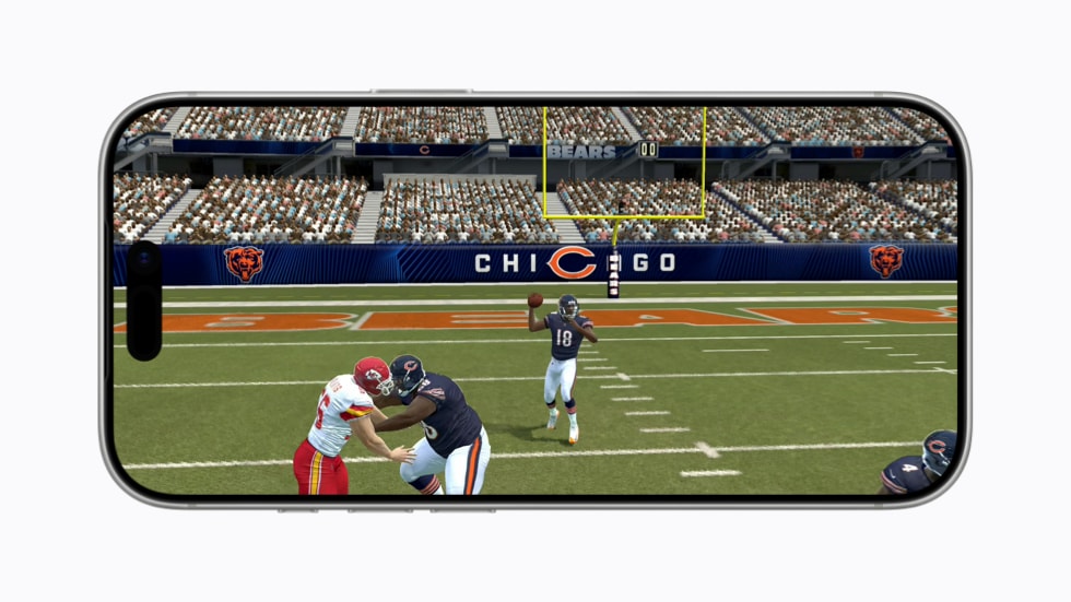 Layar iPhone 17 Pro menampilkan tampilan close-up adegan main game Madden NFL 27.