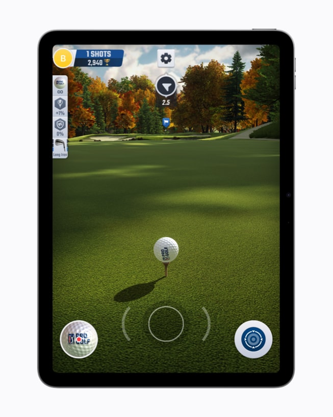 Gameplay PGA TOUR Pro Golf ditampilkan di iPad 11 inci.