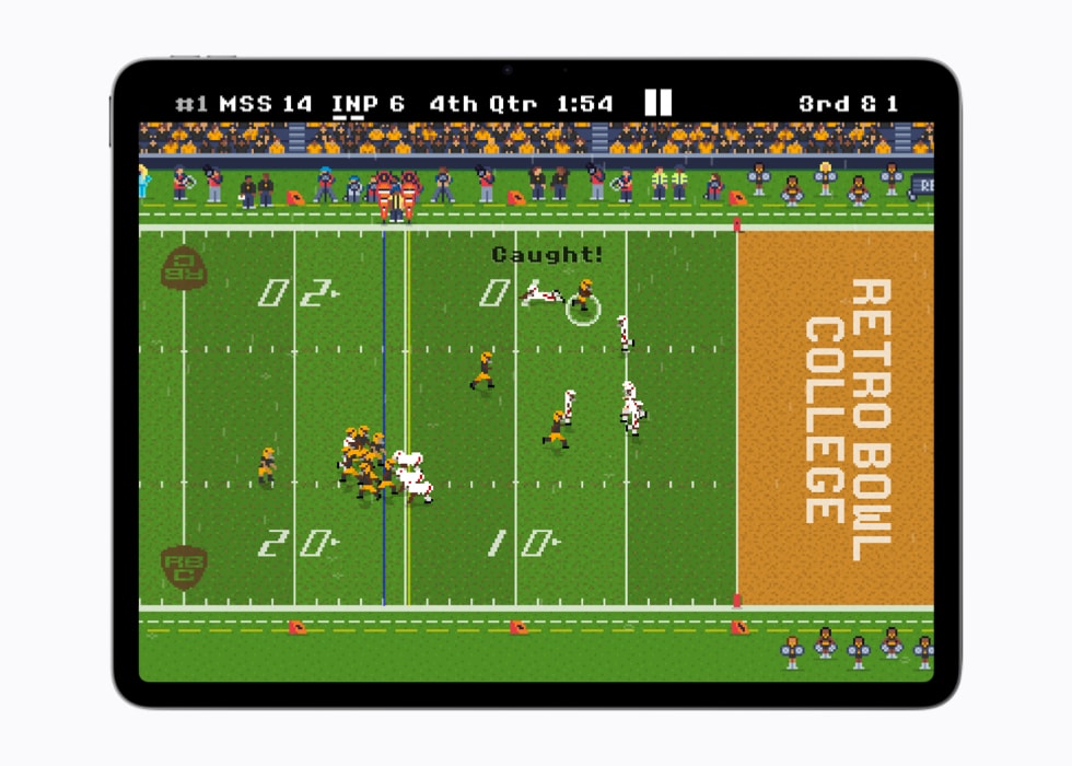 Layar yang menampilkan game Retro Bowl College+ pada iPad Air 13 inci.