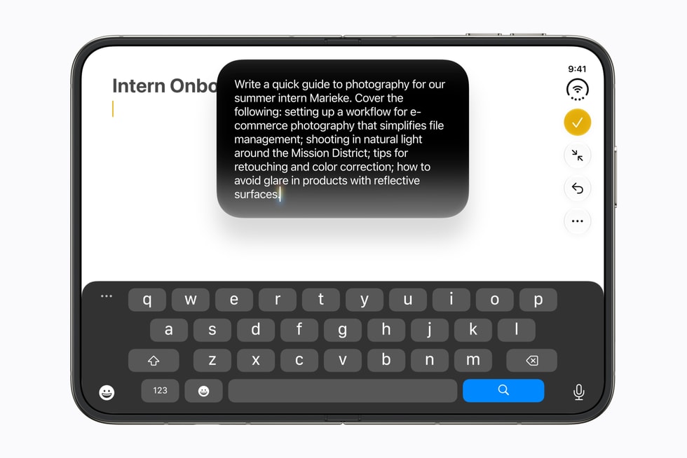 ユーザーがiPhone Duo上でSiriを使って作成中の文章を調整している