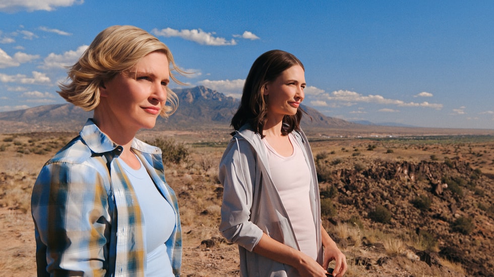 Rhea Seehorn e Karolina Wydra in Pluribus.