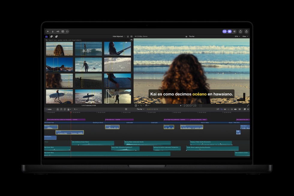 Un MacBook Pro con una schermata di Final Cut Pro che mostra la trascrizione di un video in spagnolo.