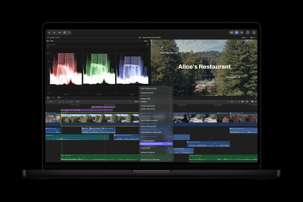 Un MacBook Pro con una schermata di Final Cut Pro che mostra alcuni clip che vengono disconnessi.