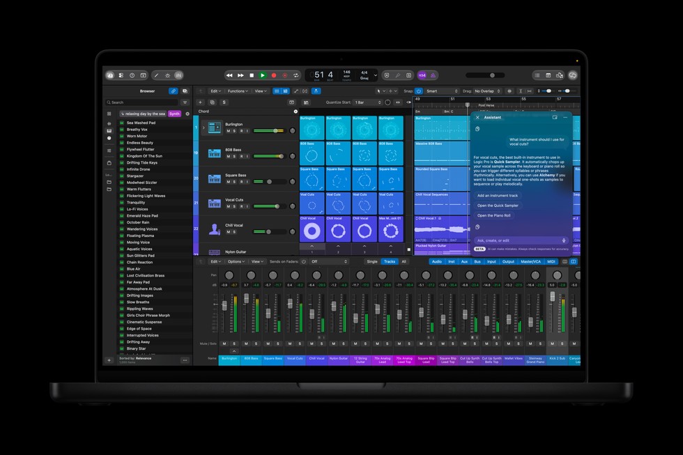 Un MacBook Pro con una schermata di Logic Pro con Liquid Glass.