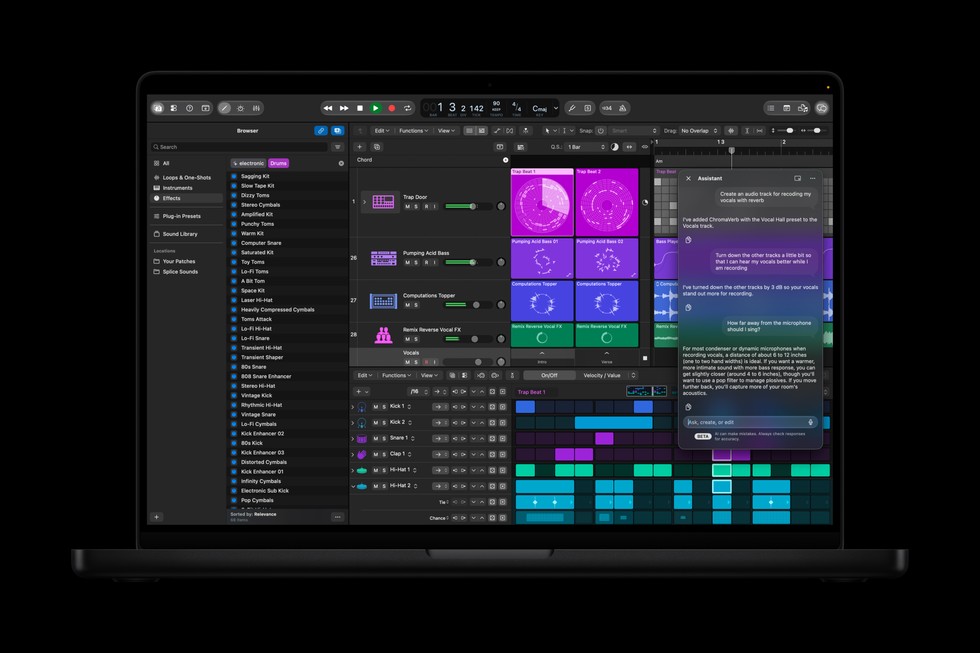 Un MacBook Pro con una schermata di Logic Pro che mostra il nuovo assistente intelligente.