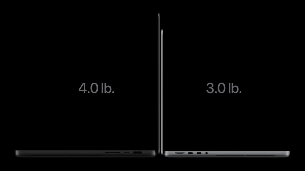 Se muestra la parte lateral de dos dispositivos MacBook Pro con pantalla PROLED XDR abiertos y colocados uno contra otro. Un texto sobre el modelo de la izquierda dice “4.0 lb”, mientras que el texto del modelo de la derecha dice “3.0 lb”.
