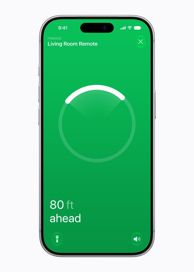 Una pantalla de un iPhone 18 Pro muestra la prestación Buscar localizando un mando Siri Remote con el mensaje «80 ft ahead».