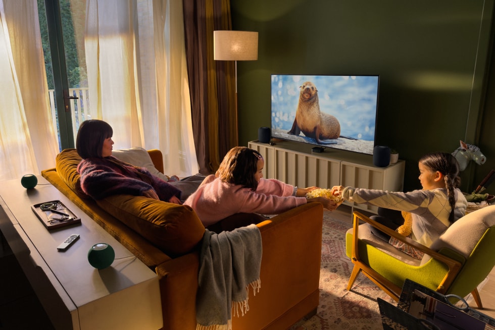 Un Apple TV 4K y un conjunto de cuatro altavoces con dos HomePod (2.ª generación) en la parte delantera y dos HomePod mini 2 en la parte trasera.