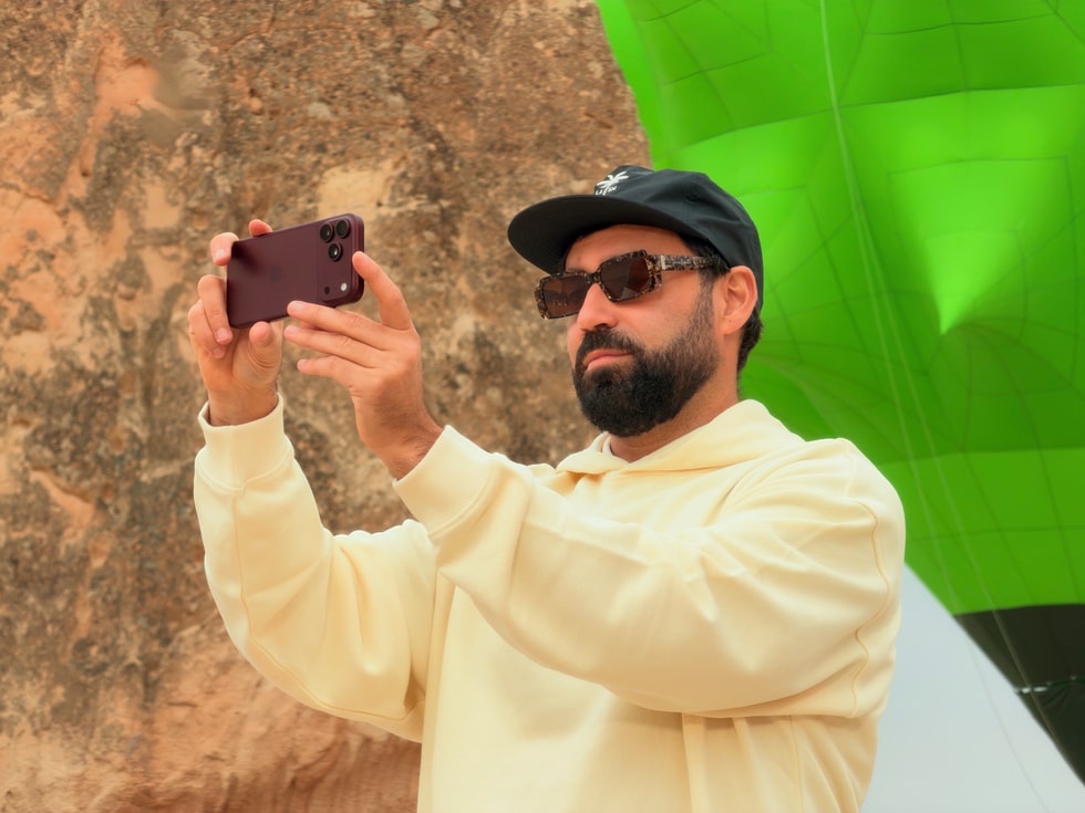 Regizorul Neels Castillon folosește iPhone 18 Pro Max pentru a filma conținut pentru „From Earth to Sky”.