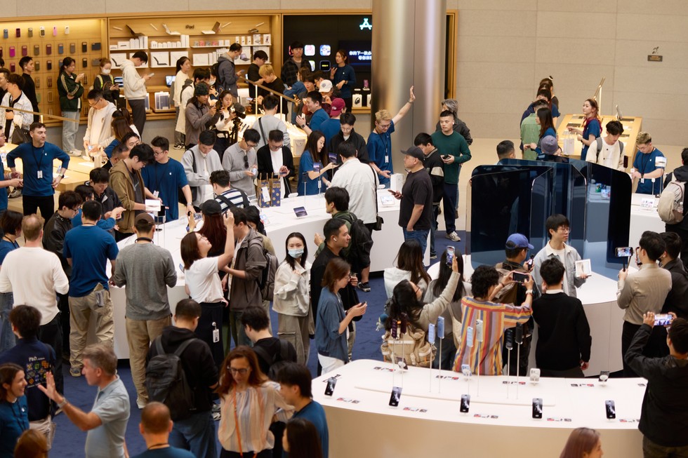 Apple 靜安店內滿是顧客與 Apple 團隊成員。