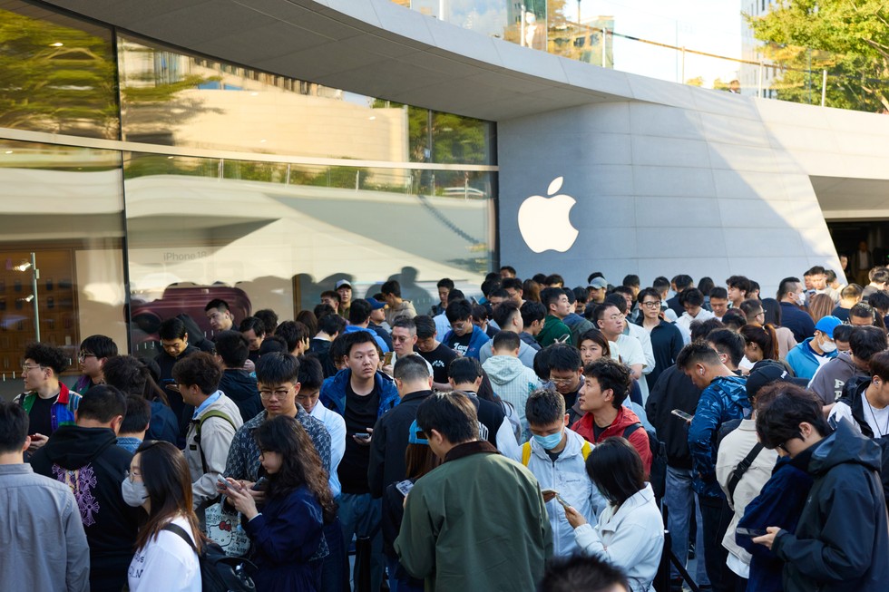 顧客在 Apple 靜安店外排隊。