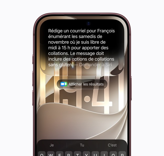 Une personne utilise Siri AI pour rédiger un courriel de A à Z.