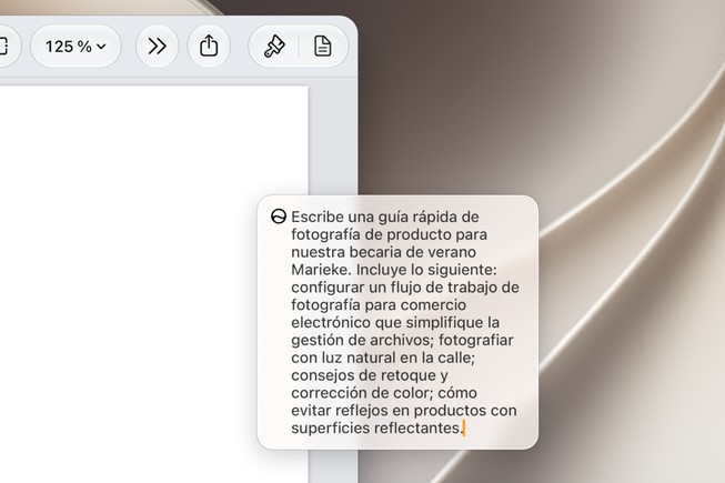 Una persona usa Siri AI para escribir un borrador desde cero.