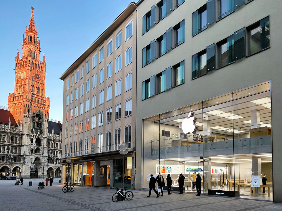 The exterior at Apple Rosenstraße in Munich.