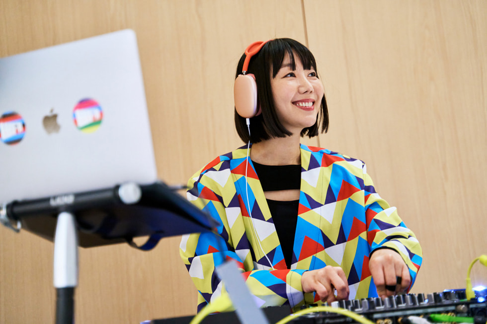 다재다능한 아티스트이자 DJ인 빠키가 Apple 강남에서 공연을 하고 있다.