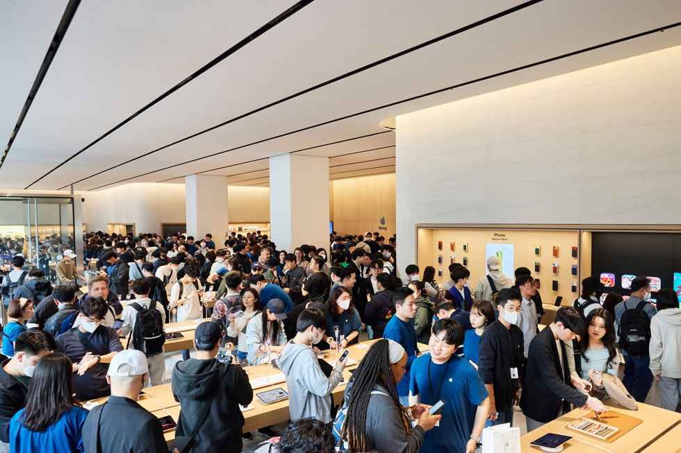 Apple 강남 팀원들과 고객들의 모습.
