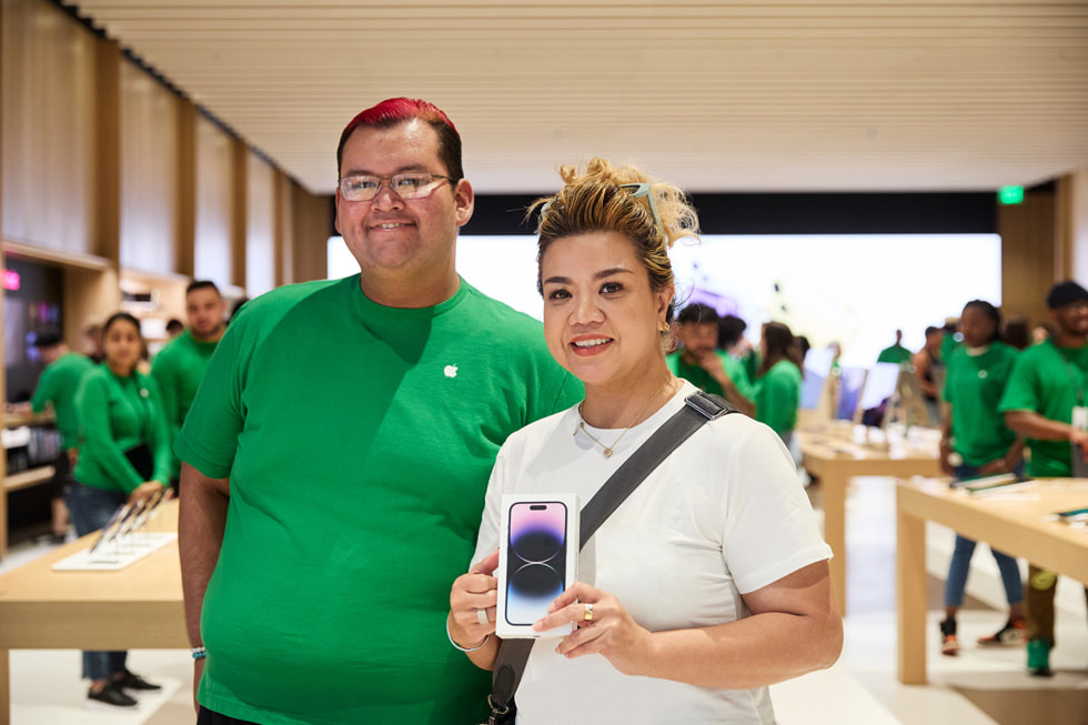 Una cliente mostra il suo iPhone 14 Pro appena acquistato.