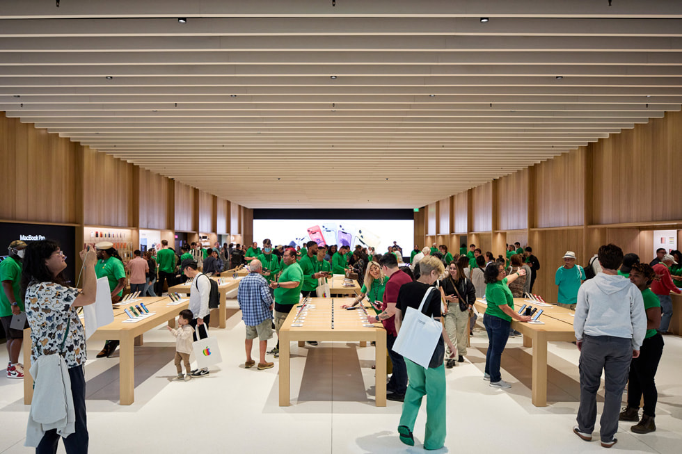 L’interno dell’Apple Tysons Corner nella contea di Fairfax, Virginia.