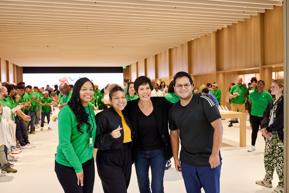 Una persona del team Apple, una cliente, Deirdre O’Brien e un altro cliente in posa alla riapertura dell’Apple Tysons Corner.