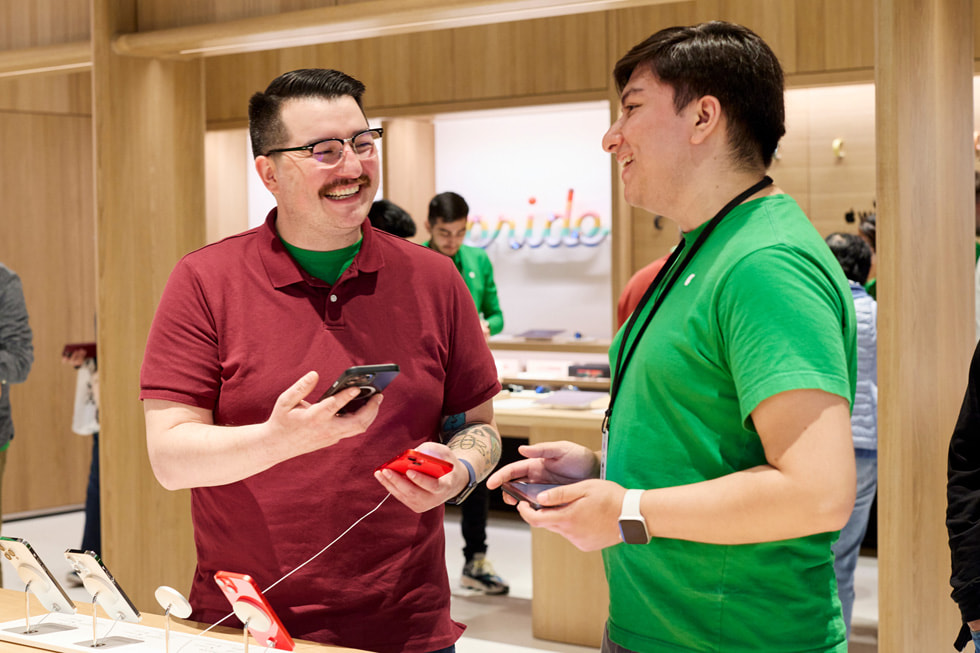 Un cliente esplora i modelli di iPhone 14 all’interno dell’Apple Tysons Corner.