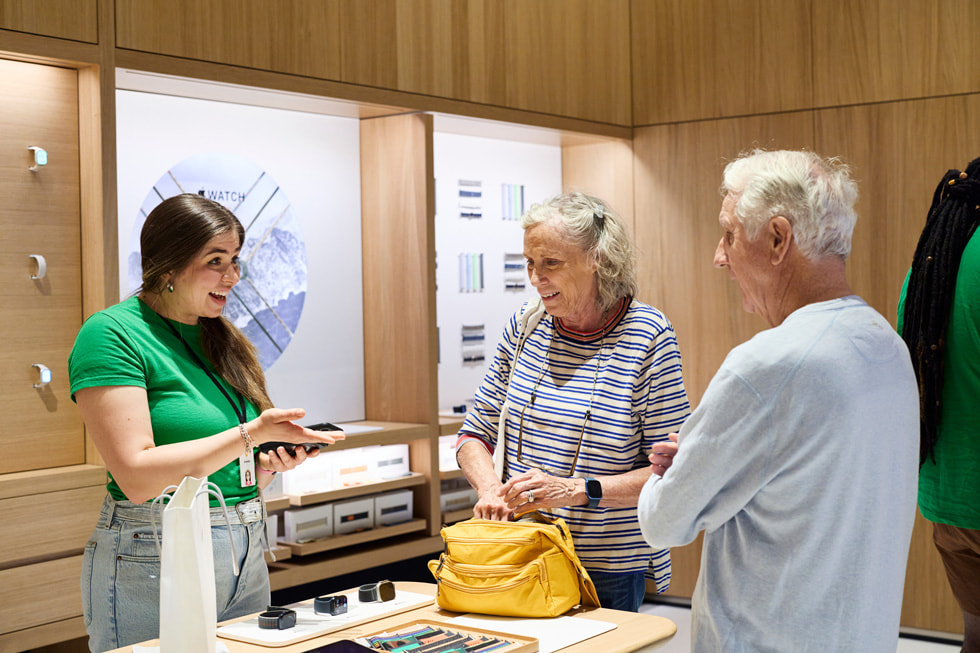 Una persona del team assiste un cliente nell’area dedicata a Apple Watch.