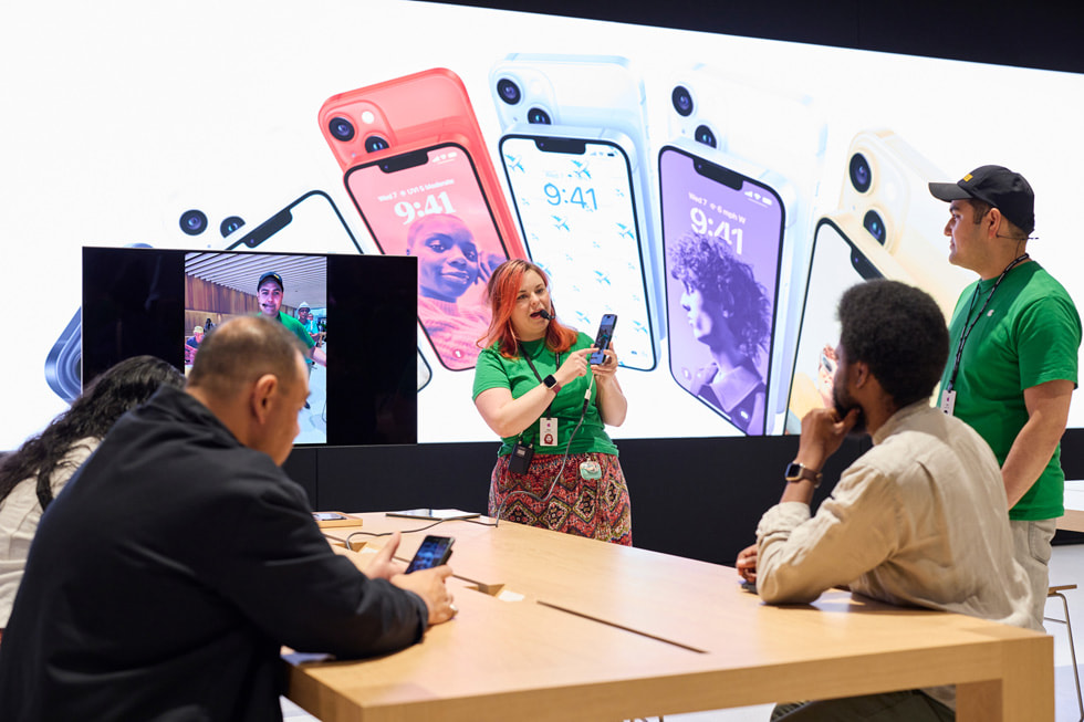 Clienti intorno al tavolo dell’area Today at Apple presso l’Apple Tysons Corner.
