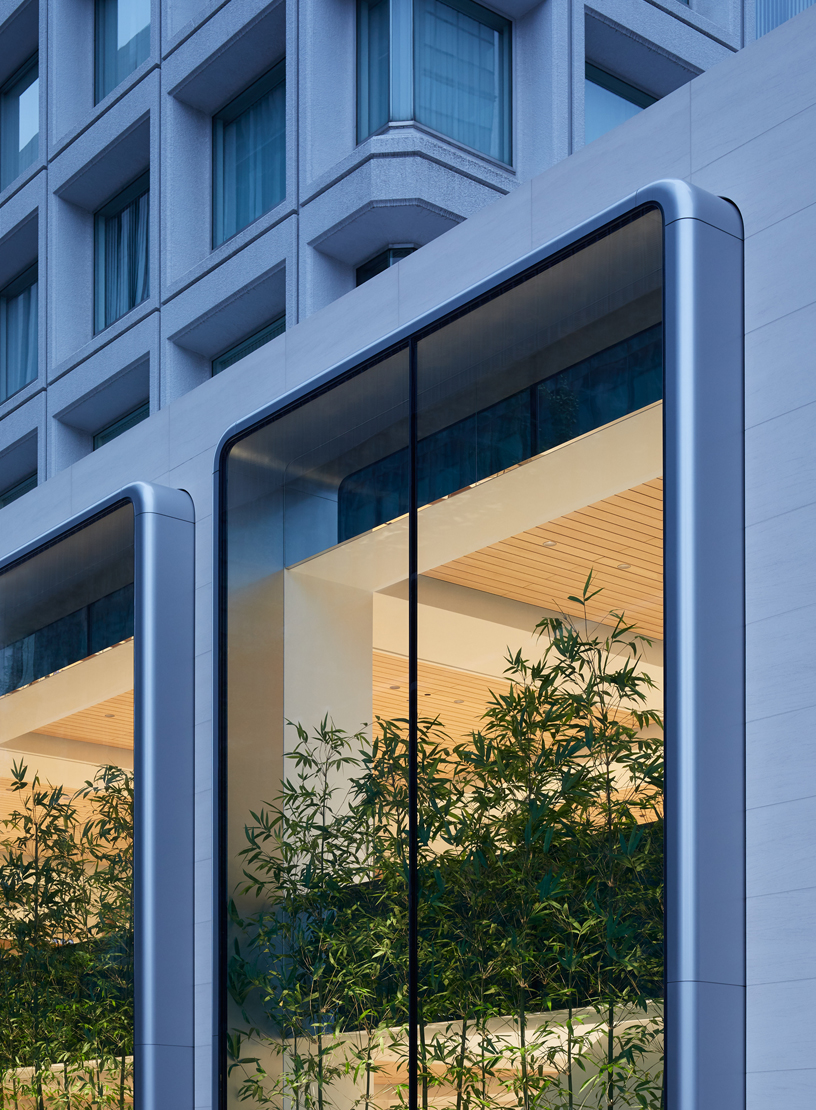 Apple Marunouchi’s exterior two-story vitrine windows.