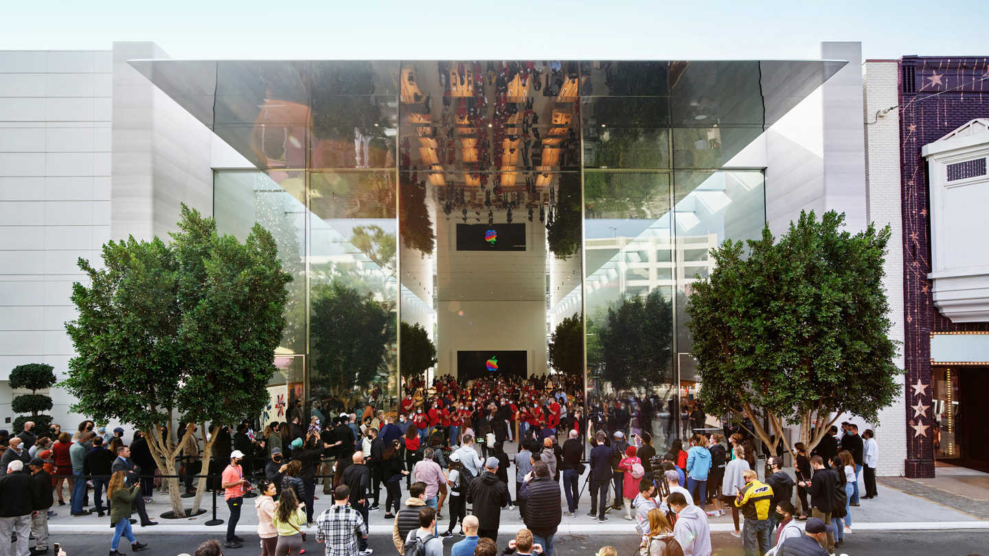 The entrance to Apple The Grove.