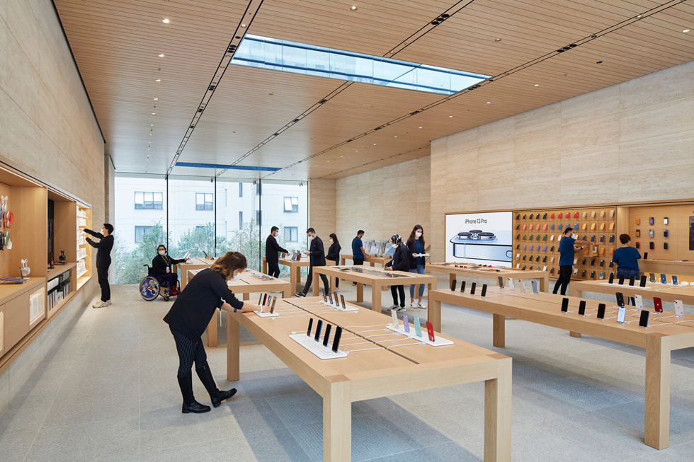 The avenues on the upper level at Apple Bağdat Caddesi.