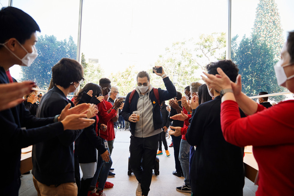 Apple The Grove team members greeting the store’s customers.