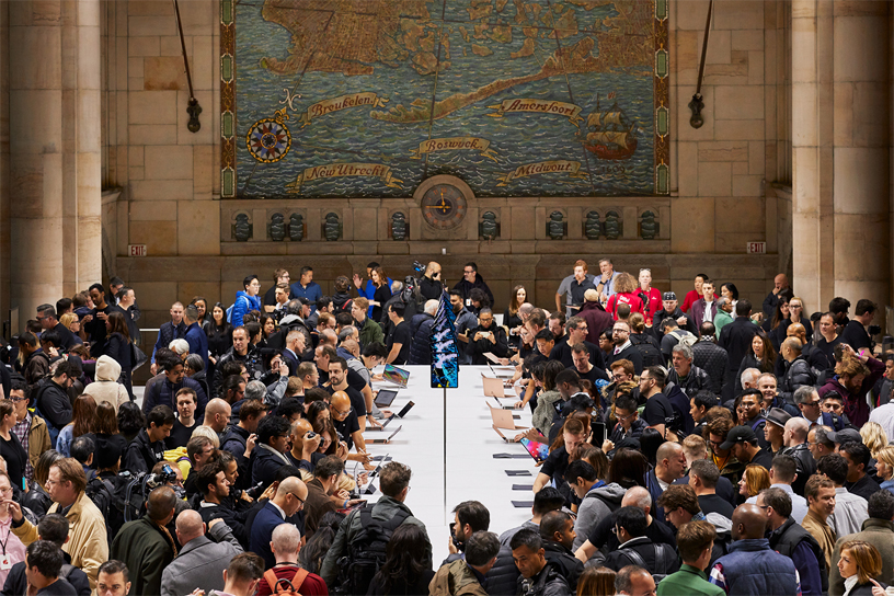 Keynote guests at the hands-on area.