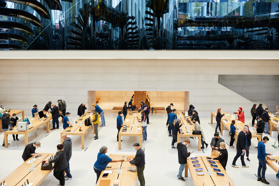 Customers and Apple team members around display tables at Apple Fifth Avenue. 
