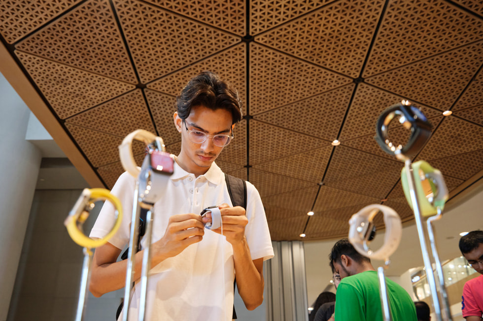 A customer at the Apple Watch display at Apple BKC. 