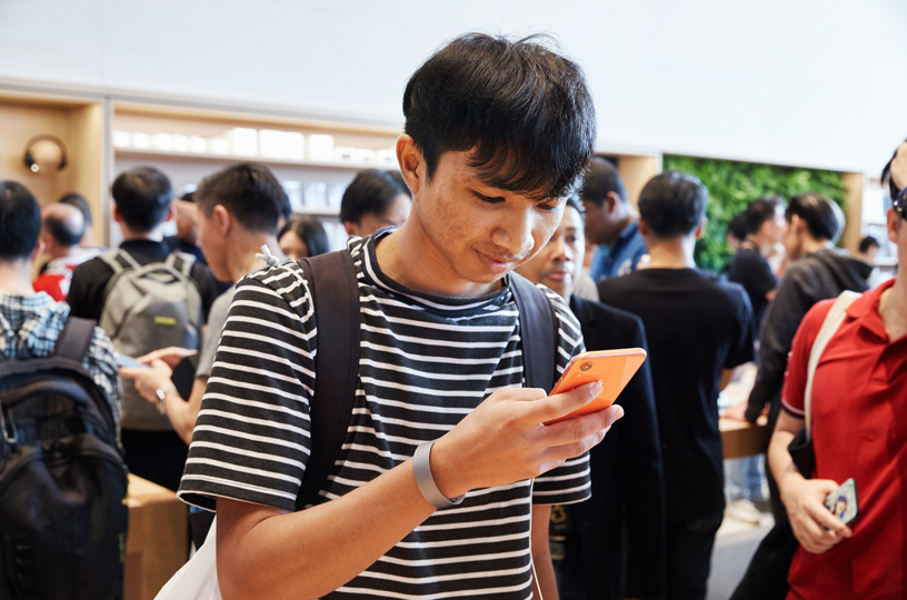 Customer with iPhone XR.