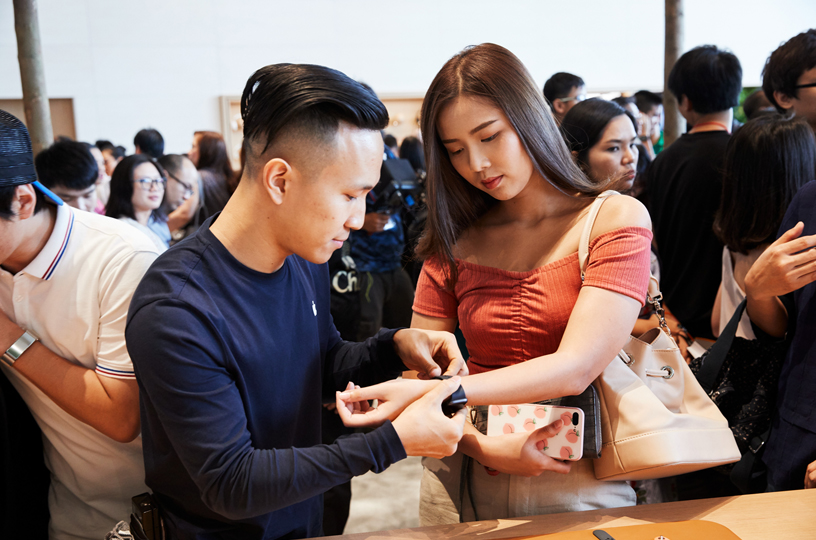 Customers and Apple team member at Apple Iconsiam.